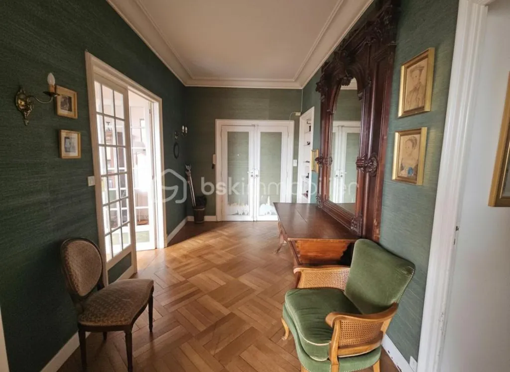 Esik - Characterful Apartment with Garage in Roanne Centre