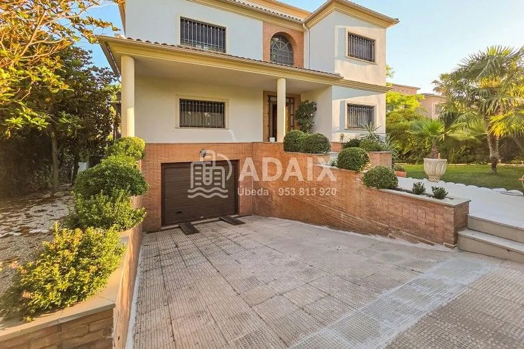 Exterior - Chalet with Pool in Baeza, Jaén