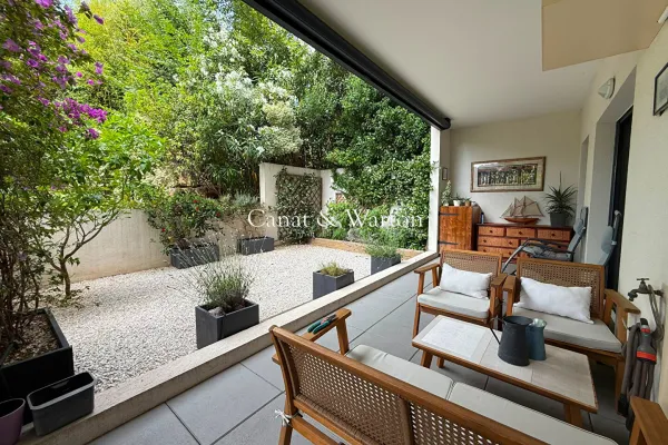 Terrasse - Appartement Rez-de-Jardin avec Terrasse et Piscine à Fréjus