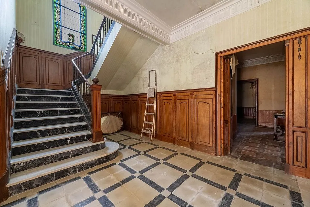 Toad - Chalet with Large Plot for Renovation in Narón