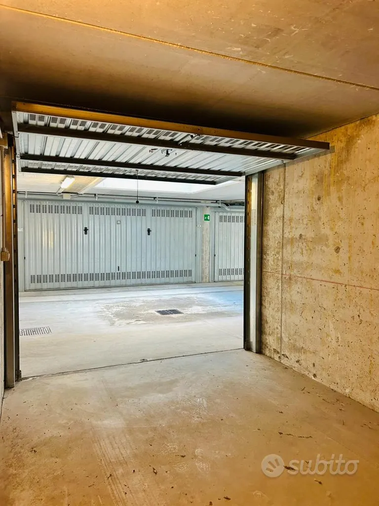 Garage - Single Car Box in Via Jan Palach, Milan