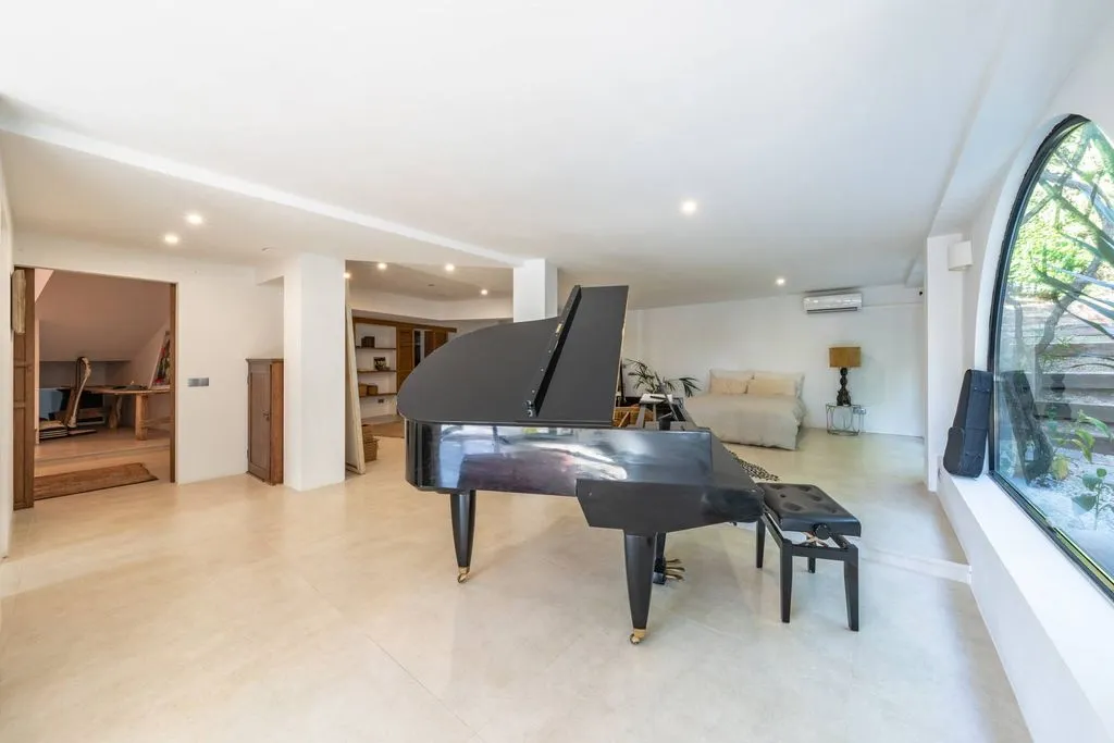 Living Room - Renovated Villa with Pool in Atalaya, Estepona