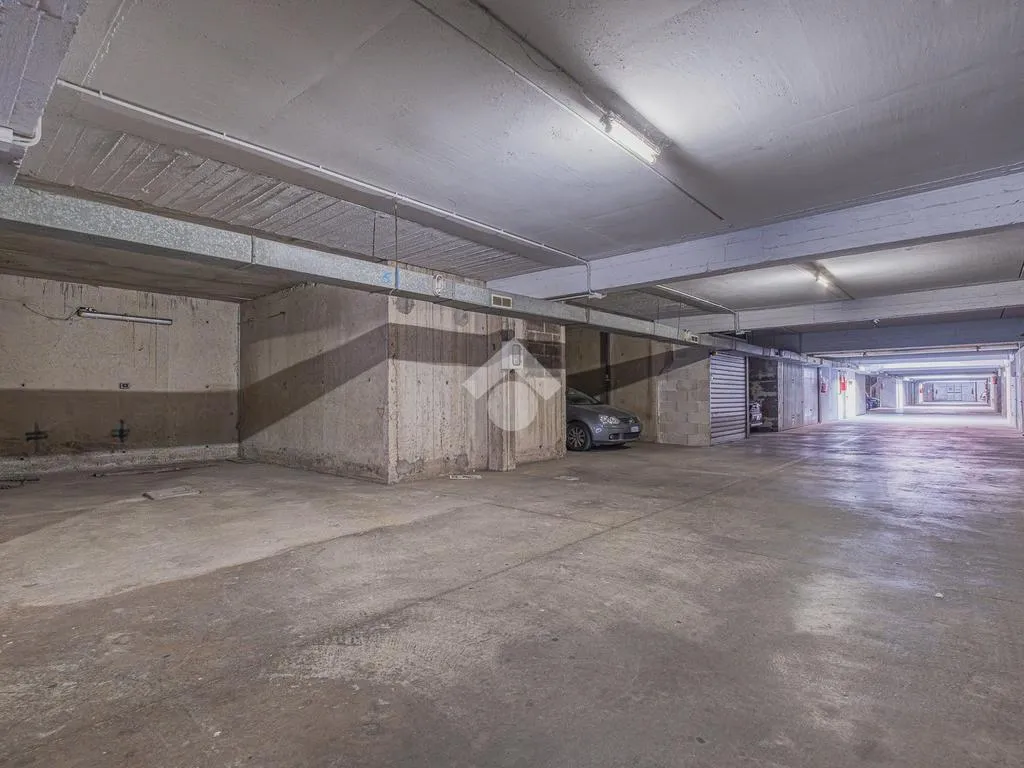 Garage - South-Facing Apartment with Terrace in Rome