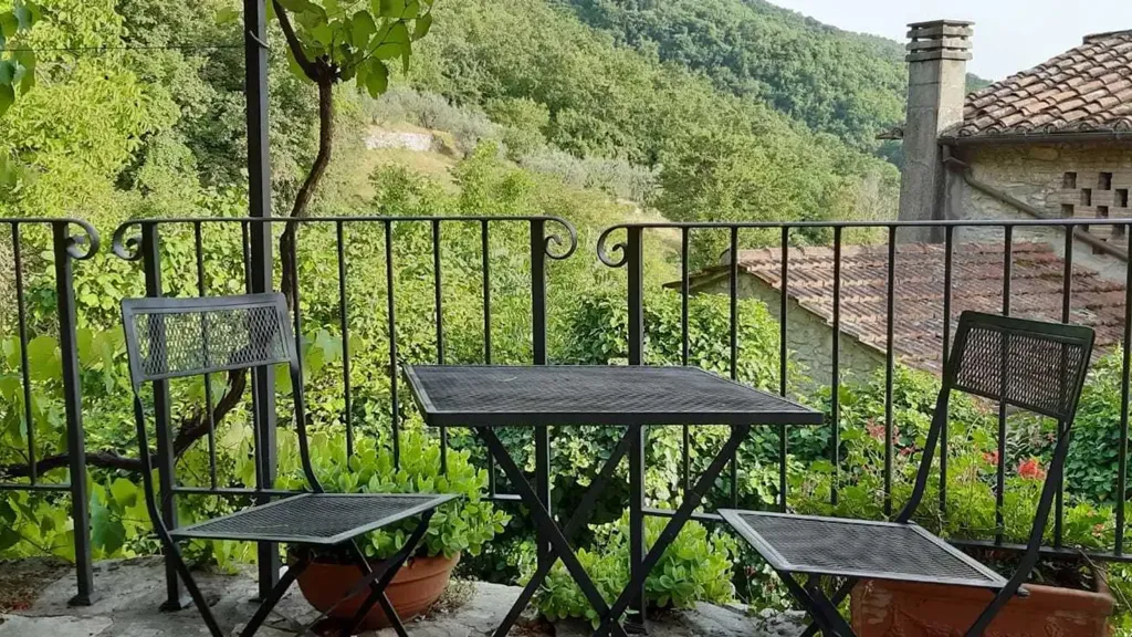 Terrasse - Thirteenth-Century Rustico with Garden in Vaiano