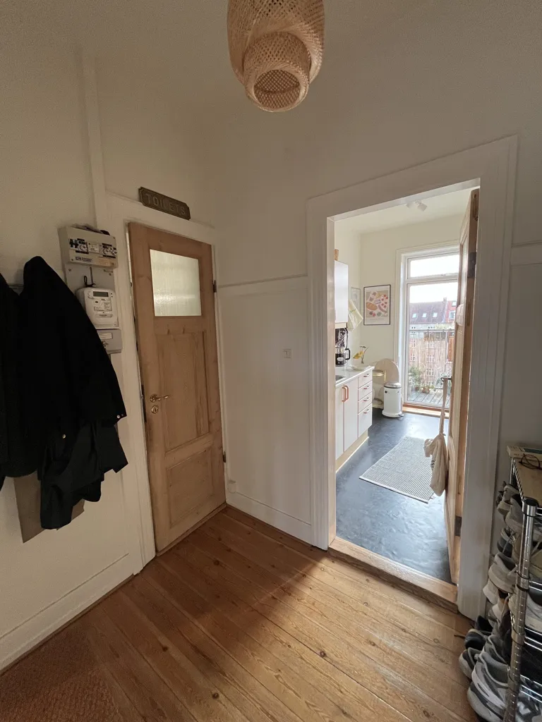 Esik - Two-Bedroom Flat with Balcony near Botanical Garden