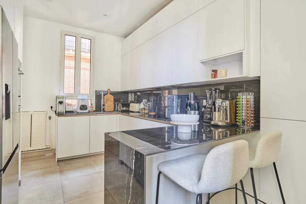 Cuisine - Appartement Familial avec Balcons au 16e Arrondissement de Paris