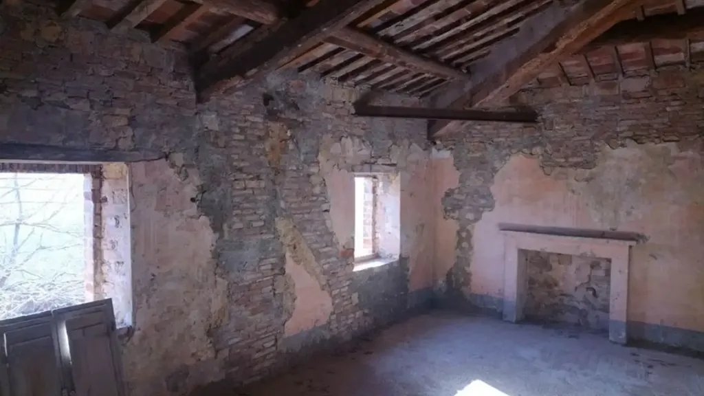Pièces - Partially Renovated Rustico with Panoramic Views near Città della Pieve