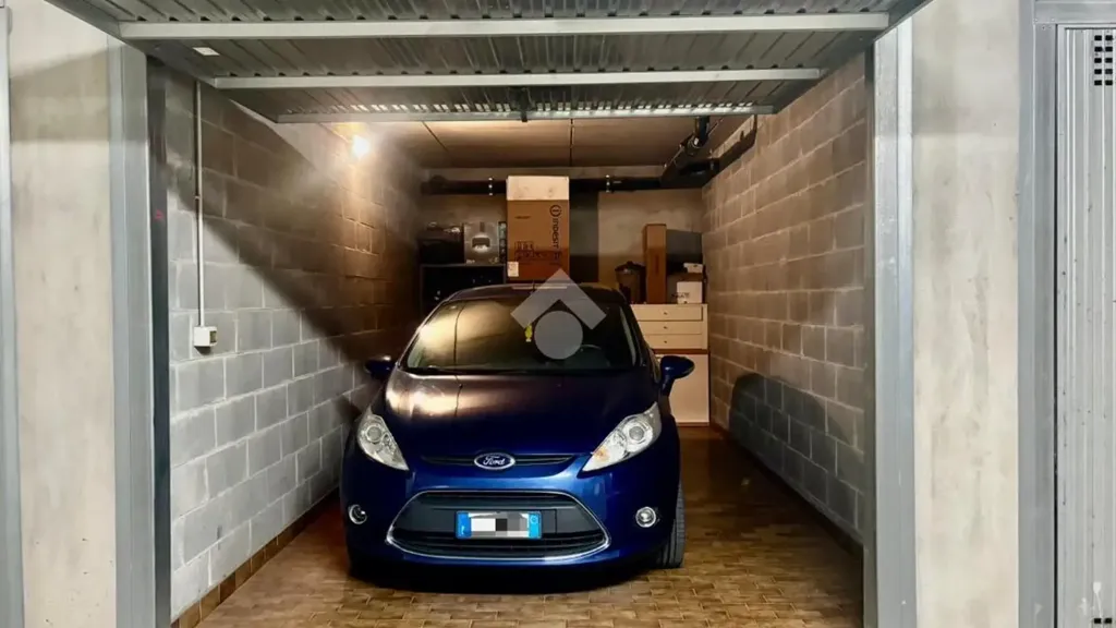 Garage - Modern Apartment with Balcony in Calcinate