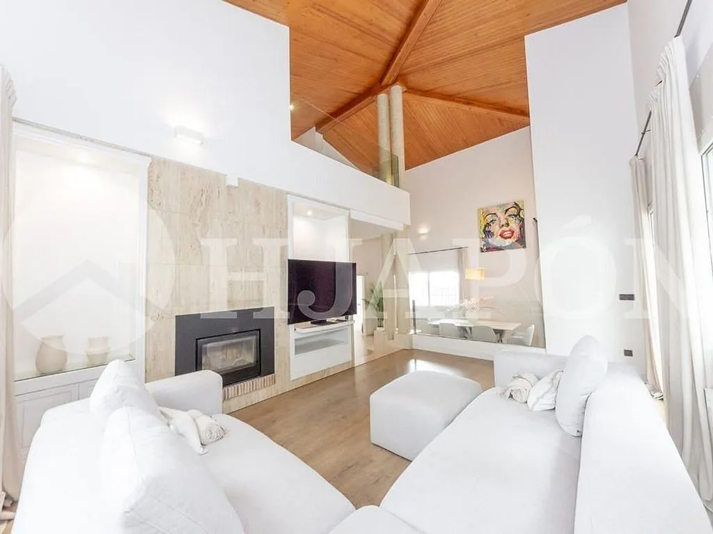 Elutuba - House with Indoor Pool in Argentona