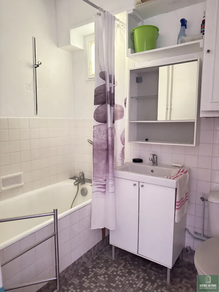 Salles de bain - Studio avec Jardin Privatif à Proximité du Centre-Ville