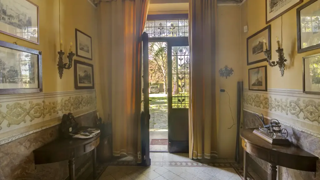 hallway_entrance