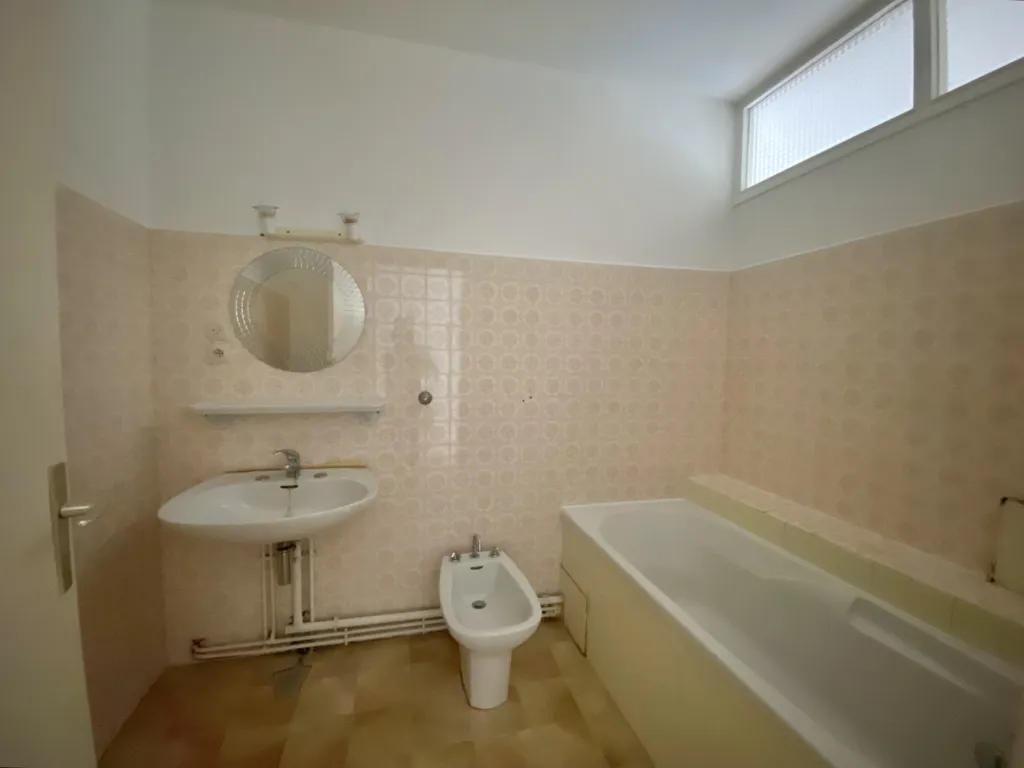 Salles de bain - Appartement Lumineux avec Terrasse à Nîmes