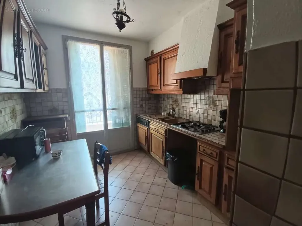 Köök - 3/4-Bed Flat with Balcony in Secure Residence
