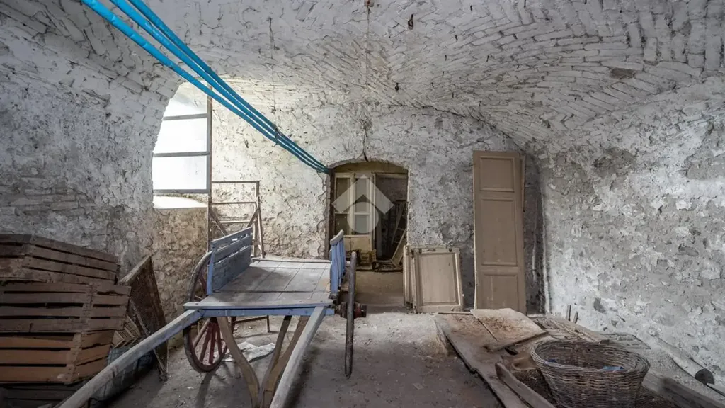 Pièces - Historic Castle with 2 Ha Land in Parma