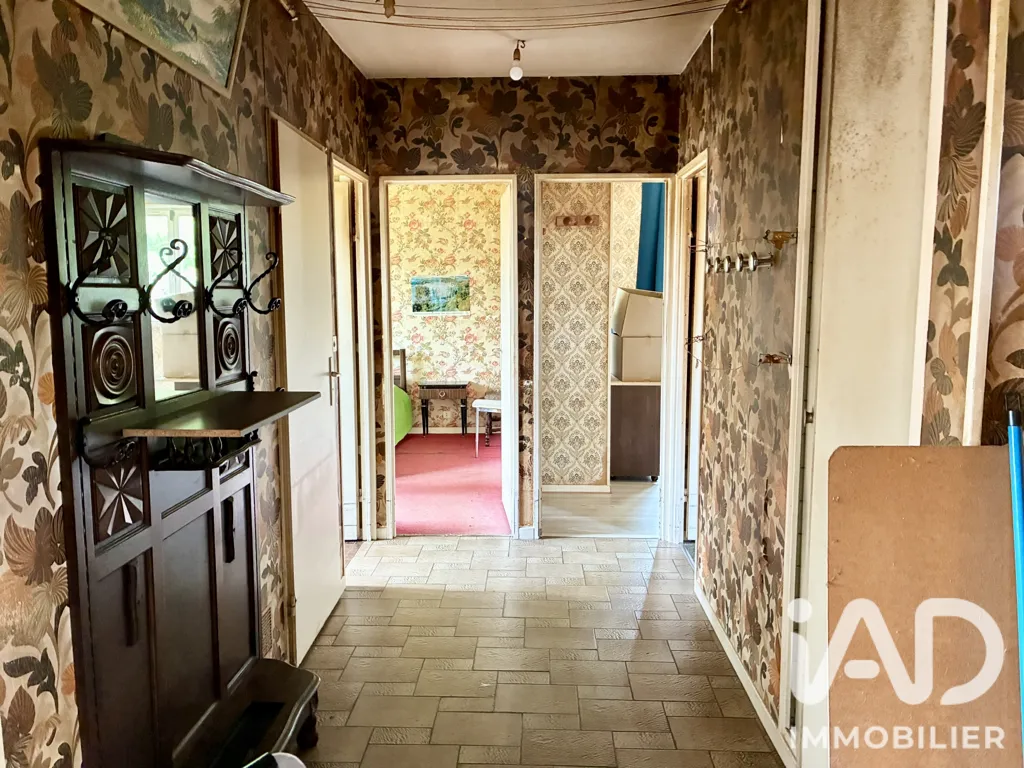 Esik - Detached House with Large Garden in Litz