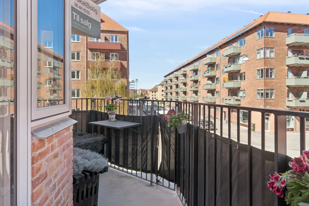 Rõdu - Apartment with Corner Balcony in Valby