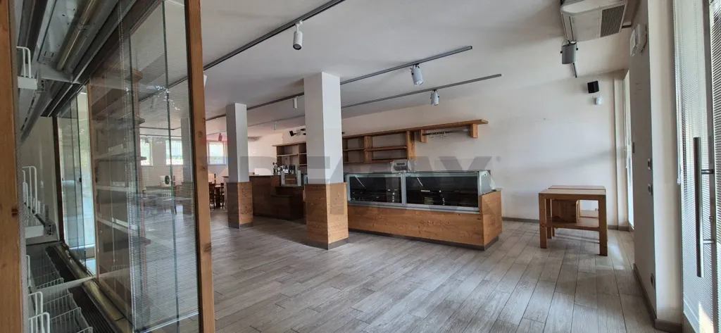 Stanze - Retail Space with Frontage on Via Roma, Valbrembo