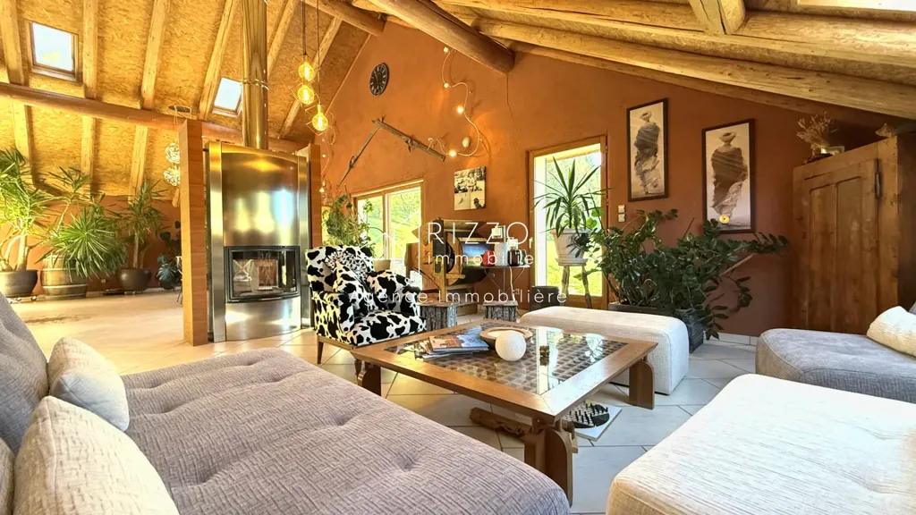 Living Room - House with Ski Access in Mijoux
