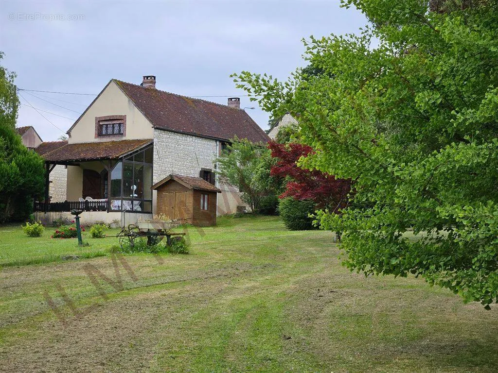 Jardin - Maison Ancienne Rénovée avec Terrasse dans l'Yonne