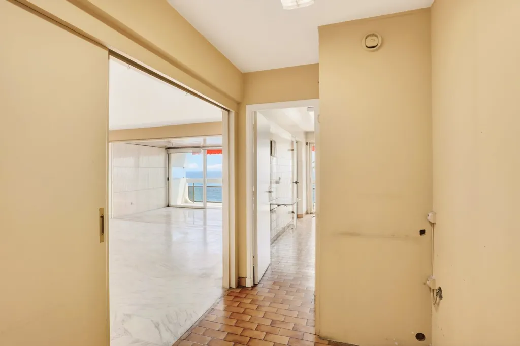 Esik - 3-Bedroom Apartment with Potential in Nice