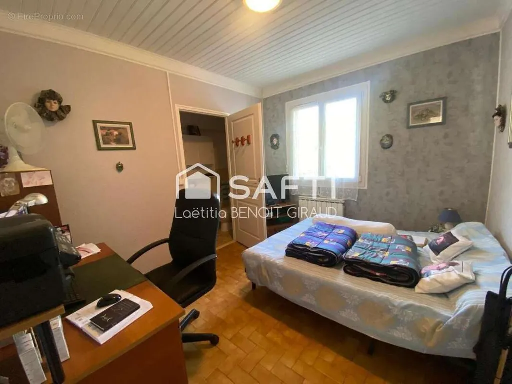 6-toaline maja asukohas Breuillet