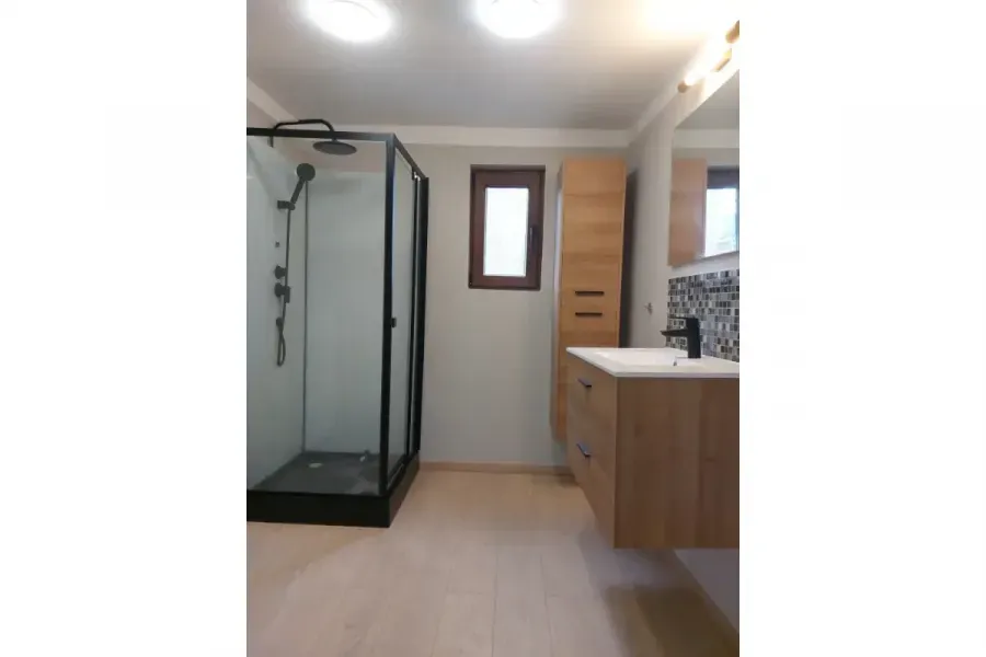 Salles de bain - Colocation rénovée avec terrasse à Saint-Servais
