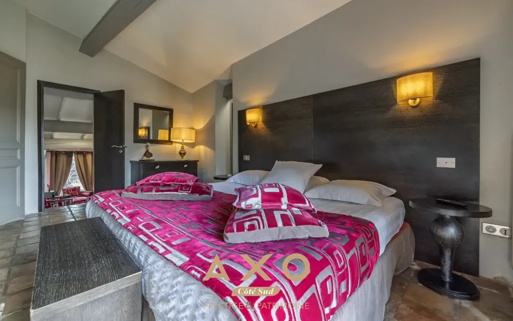 Chambres - Ensemble Immobilier d'Hébergement avec Piscine à Collias