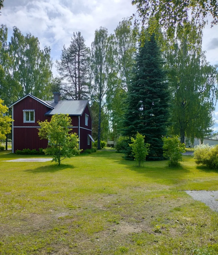 Aed - Charming Red Cottage with Garden in Junsele