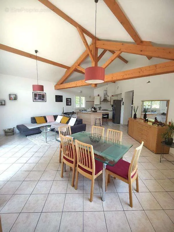 Söögituba - Luxury House with Cathedral Ceiling in La Buisse