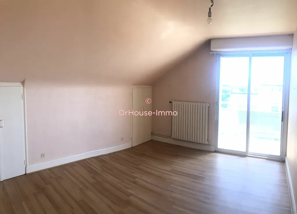 Pièces - Maison de 5 Chambres avec Cour Fermée en Bourg