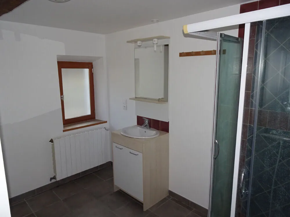 Salles de bain - Appartement 3 Pièces avec Balcon dans un Village Calme