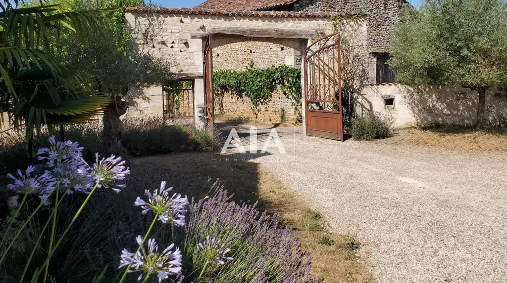 Aed - Charming Property with Pool between Civray and Ruffec