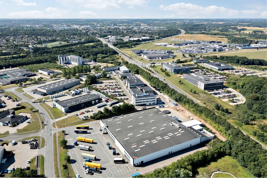 Õhuvaade - Warehouse with Solar Panels near E20/E45
