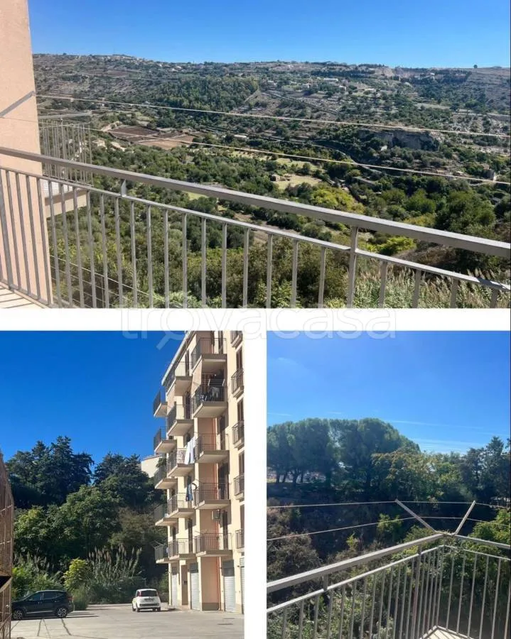 Rõdu - Spacious Apartment with Balcony in Modica