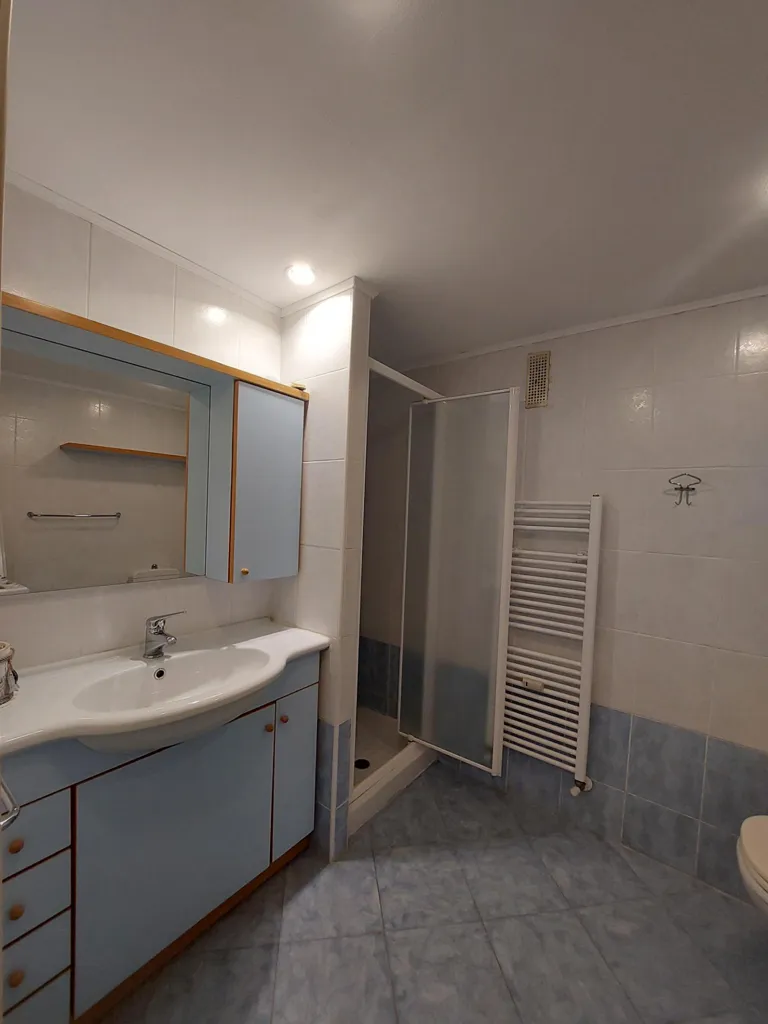 Salles de bain - Appartement Meublé avec Balcon à Garavan