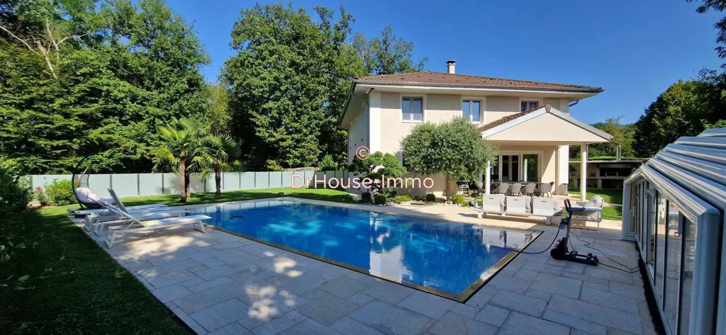 Piscine - Villa avec Piscine et Jardin à Veigy-Foncenex