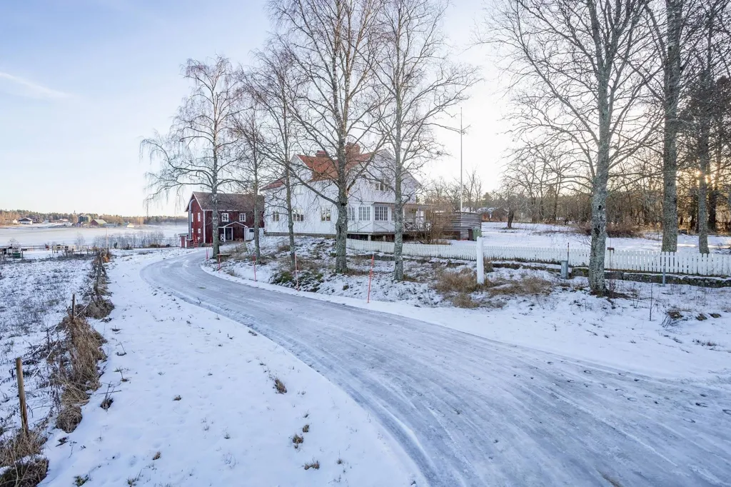 Exterior - Well-Maintained Farmhouse with Stables in Västernorrland