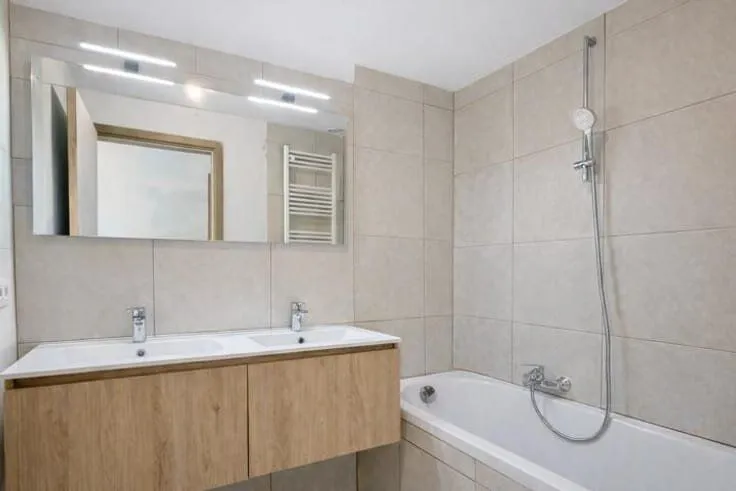 Salles de bain - Appartement à Jambes, Proche de la Rue Julie Dessy