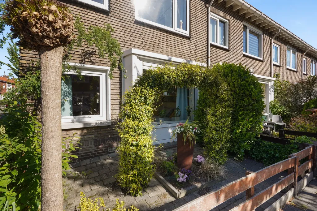 Välivaade - Light-Filled Corner House in Den Haag