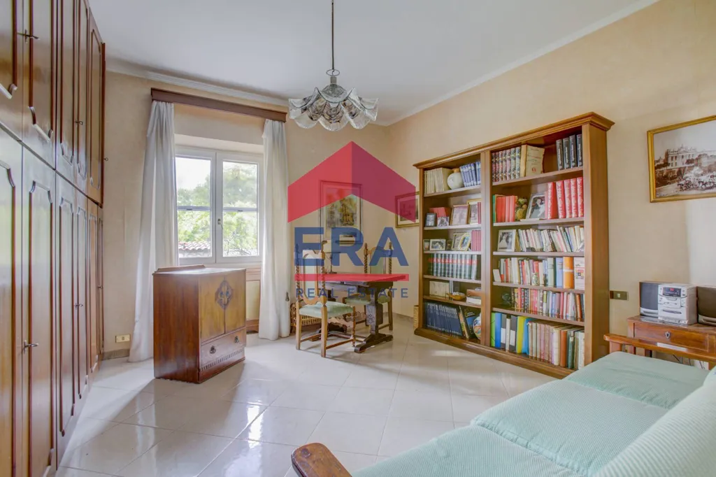 Bureau - Villa with 4.5-Hectare Park in Ardea
