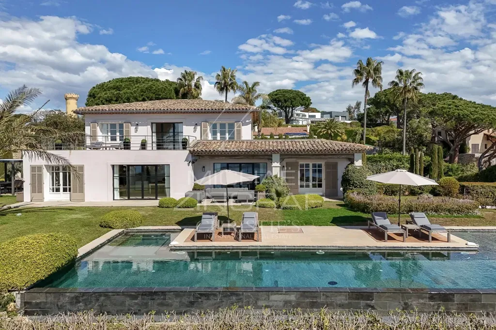 Piscine - Villa avec Vue Panoramique sur la Mer à SuperCannes