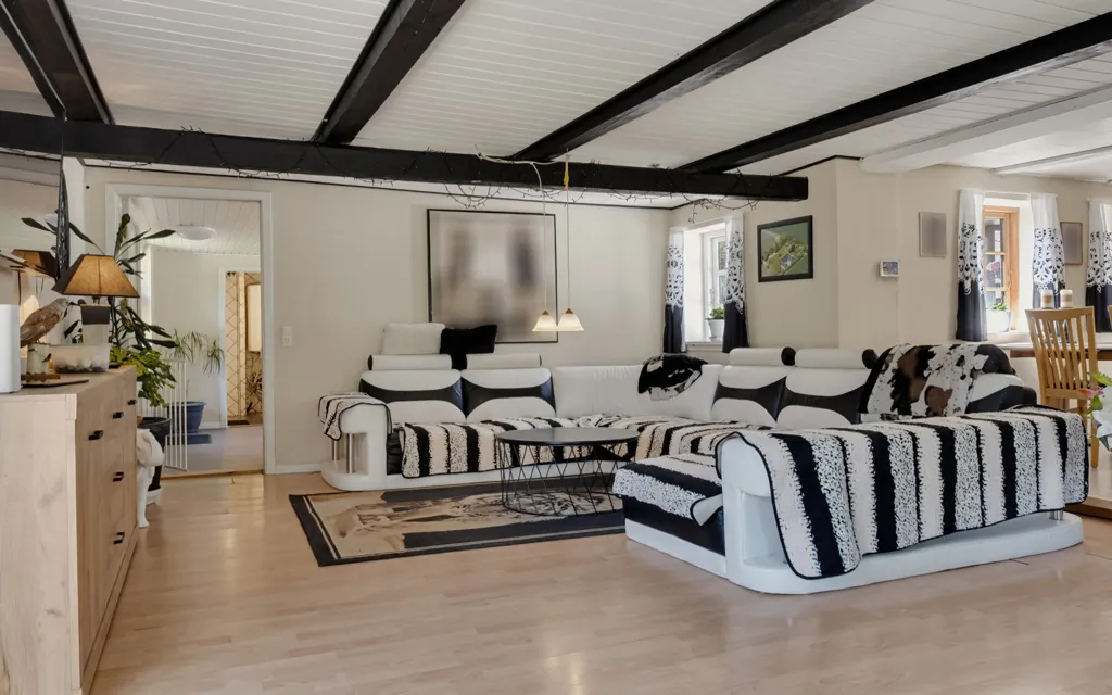 Soggiorno - Traditional Longhouse with Workshop in Countryside