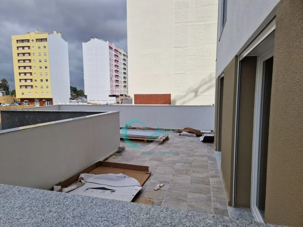 Balcon - 3-Bedroom Apartment with Balcony in Corroios