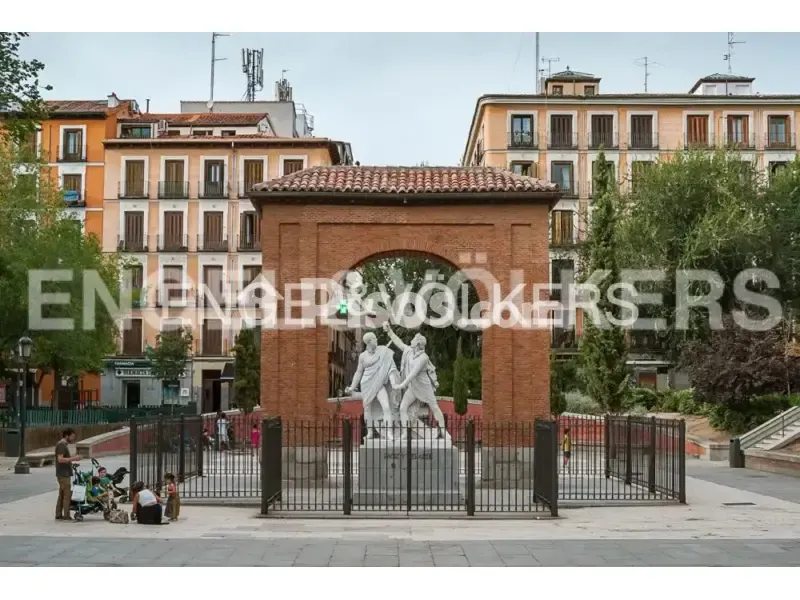 Modern Apartment with Balcony in Malasaña