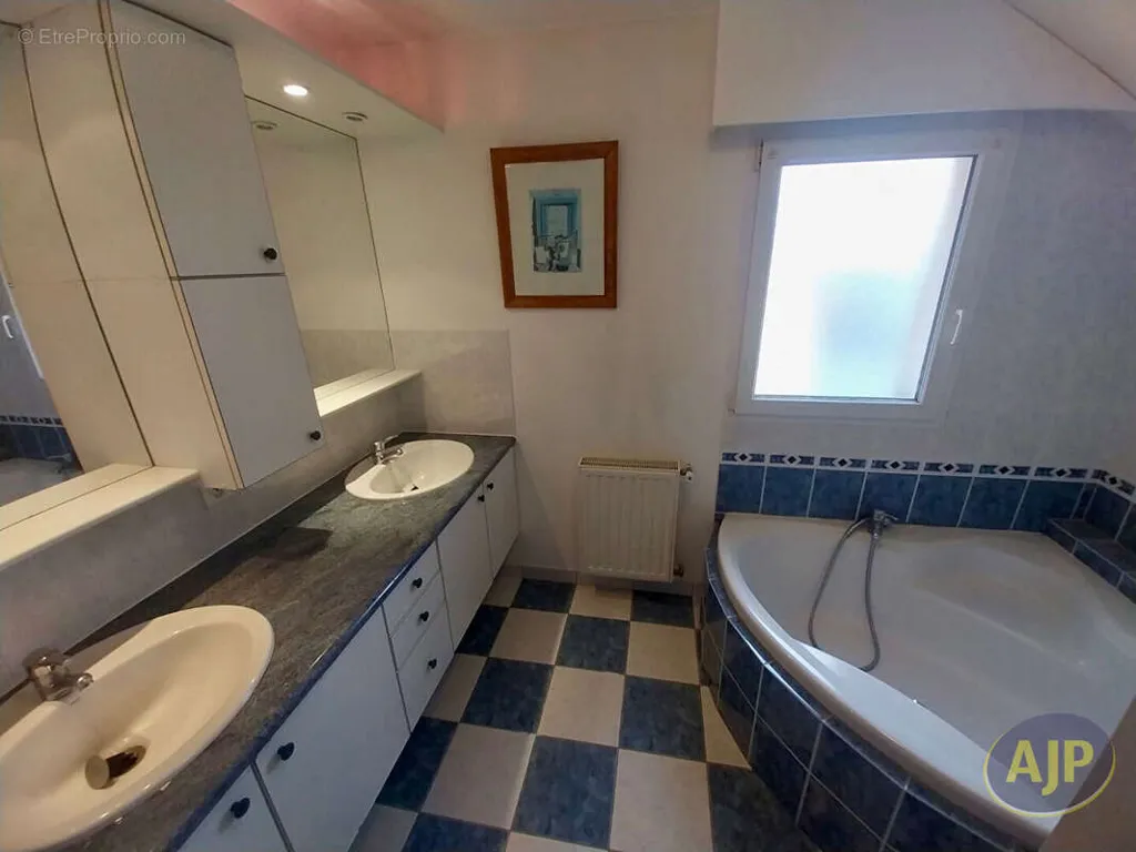 Salles de bain - Villa d'Architecte avec Jardin à Saint-Marc-sur-Mer