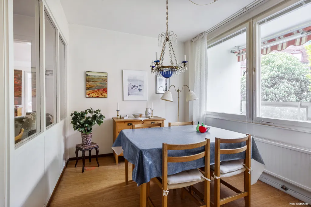Söögituba - Corner Apartment with Sunny Balcony at Karlaplan