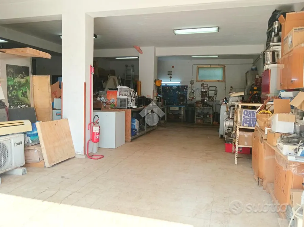 Pesuköök - Warehouse with Double Garage Doors in Villa Rosina