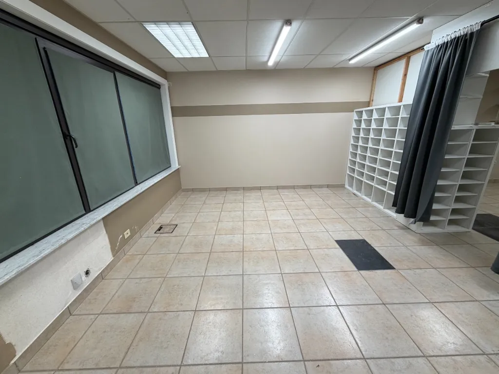 Rooms - Retail Unit with Prime Location in Roeselare