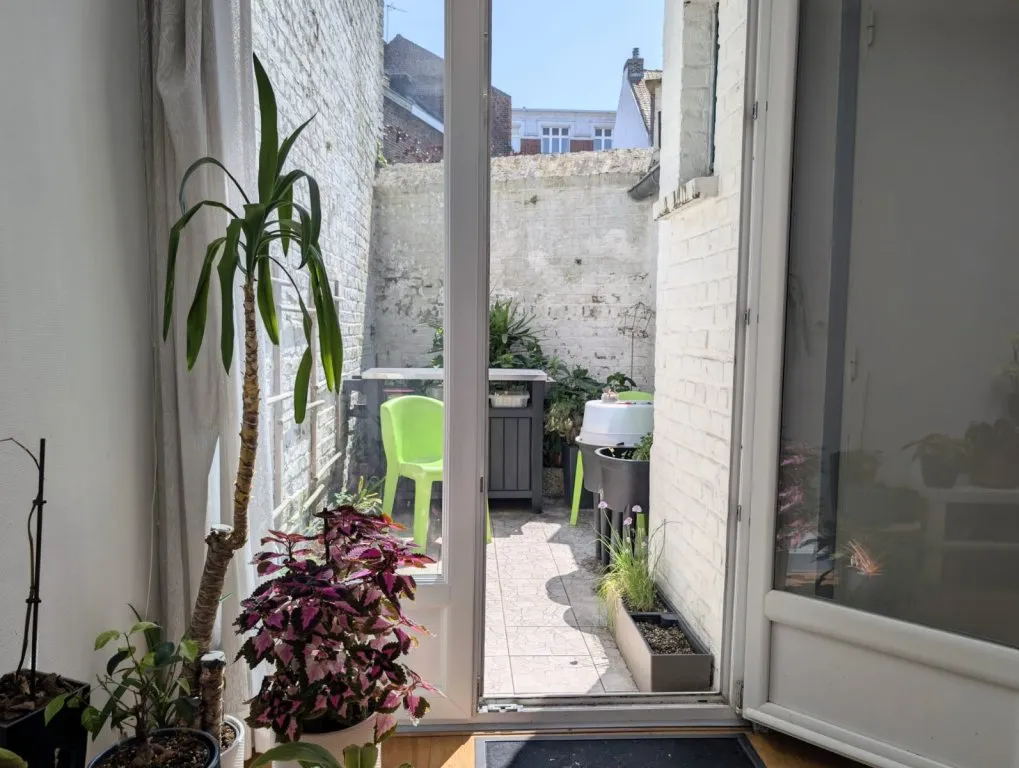 Aed - 1930s House with South-Facing Balcony in Lille