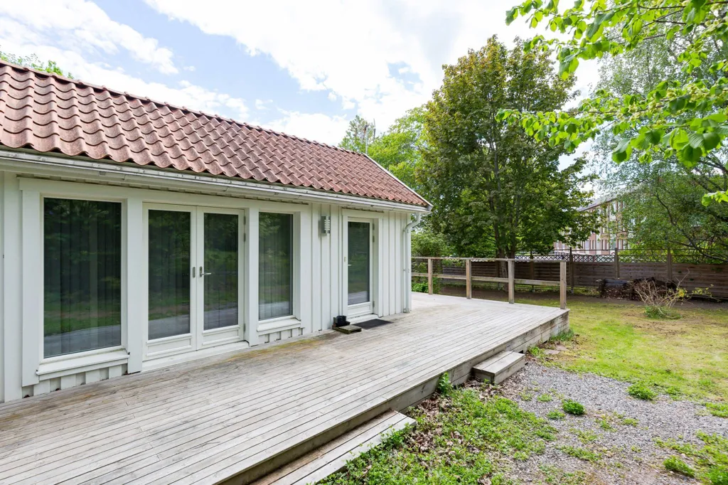 Terrace - Central Villa with Rental Potential in Märsta